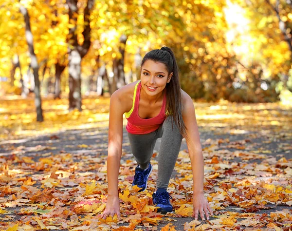 Donna che fa esercizi sportivi — Foto Stock