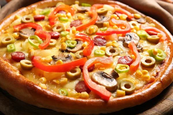Deliziosa pizza con verdure, primo piano — Foto Stock