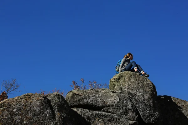 Женщина Сидит Вершине Горы — стоковое фото
