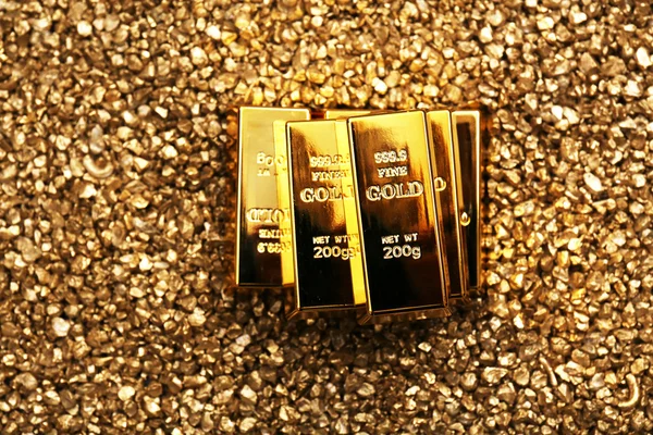 Barras de ouro em grãos de pepitas — Fotografia de Stock