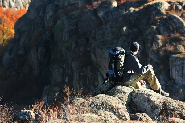 Man Sitting Top Mountain — Stock Photo, Image