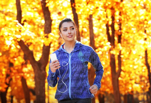 在秋天公园跑步的女人 — 图库照片