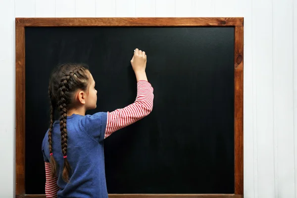 Gadis berpose di papan tulis bersih — Stok Foto