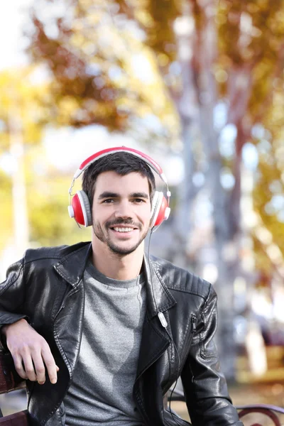 Homem ouvindo música ao ar livre — Fotografia de Stock