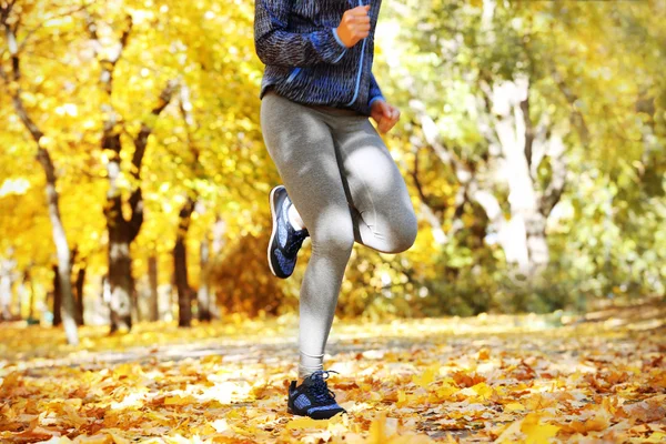 在秋天的公园慢跑的女人 — 图库照片