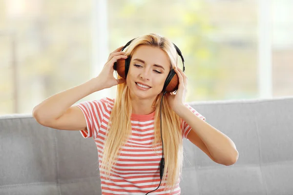 Nő zenét hallgat — Stock Fotó