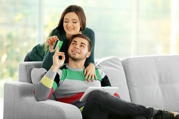 Casal feliz usando cartão de crédito — Fotografia de Stock