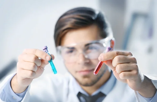 Mannen i laboratorium med test — Stockfoto