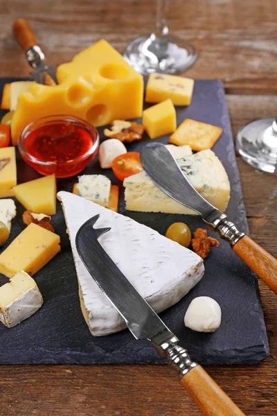 Queijo para degustação na mesa — Fotografia de Stock