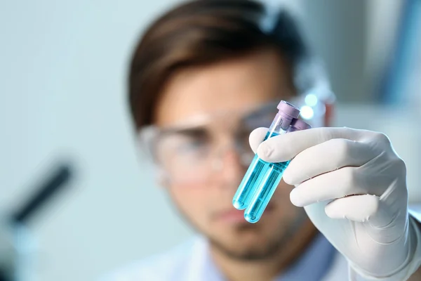 Mann im Labor mit Test — Stockfoto