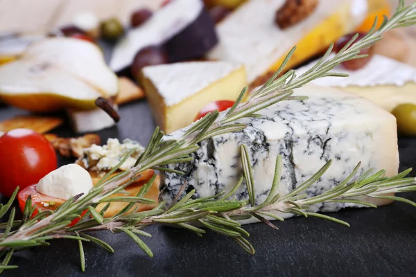 さまざまな種類のチーズのクローズ アップ — ストック写真