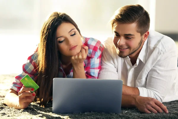 Casal feliz usando cartão de crédito — Fotografia de Stock