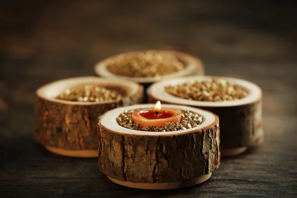 Горящая деревянная свеча — стоковое фото