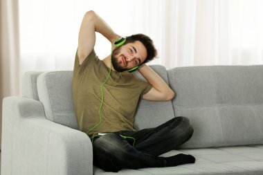 Genç adam kulaklık ile müzik dinler 