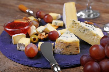 Ahşap masa, closeup tatmak için peynir