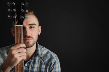 Gitarlı genç adam.