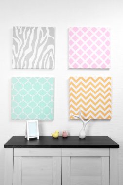 Fotoğraf çerçevesi ve süslemeleri masada