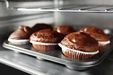 Çikolatalı fincan kek fırında, yakın çekim