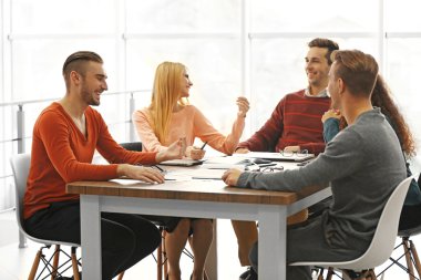 iş insanları tartışarak yeni proje 