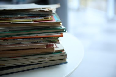 Bir yığın eski kitap. 