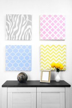 Fotoğraf çerçevesi ve süslemeleri masada