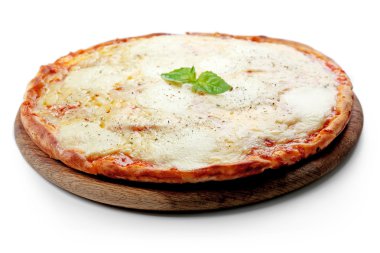 Pizza peyniri beyaz arka plan üzerinde izole ahşap tahta üzerinde tam