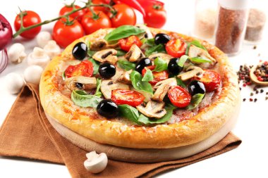 Sebze kesme tahtası üzerinde lezzetli lezzetli pizza