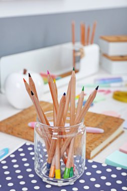 Renkli kalemler cam kavanoza ayarla