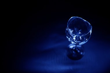 Kırık şarap kadehi 