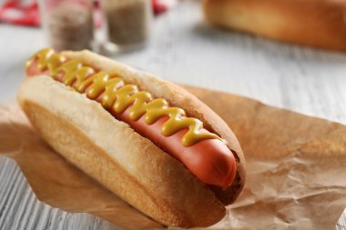 Hot dog Kraft kağıt ahşap arka plan, closeup üzerinde '