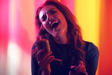 Genç şarkı söyleyen kadın 