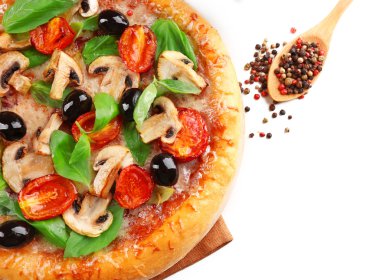 Sebze kesme tahtası üzerinde lezzetli lezzetli pizza