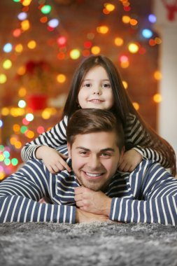 Kardeşi kucaklayan kardeşim ile 