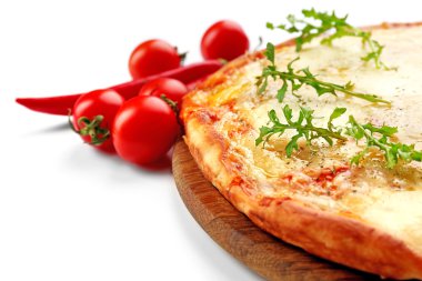 Pizza dolu ahşap tahta üzerinde peynir beyaz zemin üzerine izole sebze ile yakın çekim