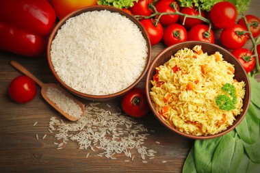 Kase pilav ve sebze üzerinde ahşap masa, üstten görünüm