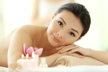 Genç ve güzel bir kadın dinleniyor. 