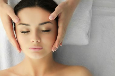 Genç bir kadın kaplıca tedavisi görüyor.