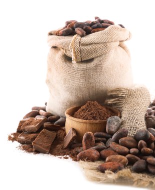 Kakao çekirdekleri ve çikolata yığın 