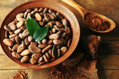 Aromatik kakao hasat ahşap arka plan üzerinde kapat