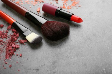 Kırmızı ruj makyaj fırçaları