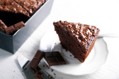 Beyaz masada fındık kremalı lezzetli çikolatalı kek yakın çekim