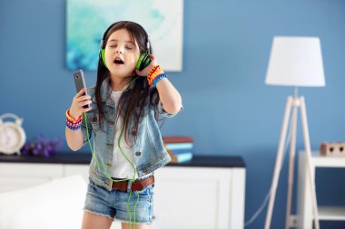 Güzel küçük kız.  