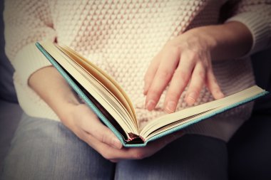 Kadın kitap okuyor.