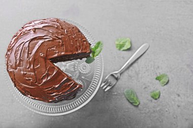 Nane ve gri arka plan üzerine çatal ile Çikolatalı pasta