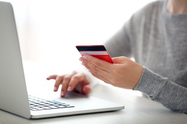 E-ticaret kavramı. Kredi kartı ve dizüstü bilgisayar, kadın ile yakın çekim