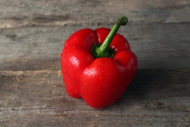 Ahşap arka plan üzerinde kırmızı biber yakın çekim