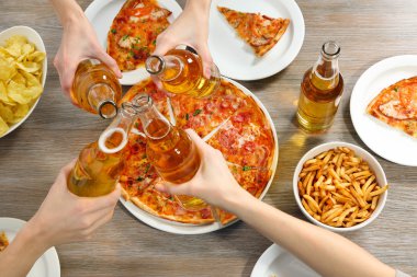 Sıcak pizza ile dostça parti