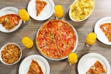 Evde pizza ve içecekler için arkadaşları ile tablo
