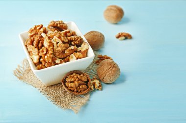 Mavi ahşap zemin üzerine kapta ceviz