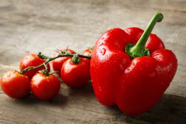 Kırmızı biber domates ahşap arka plan üzerinde kapat